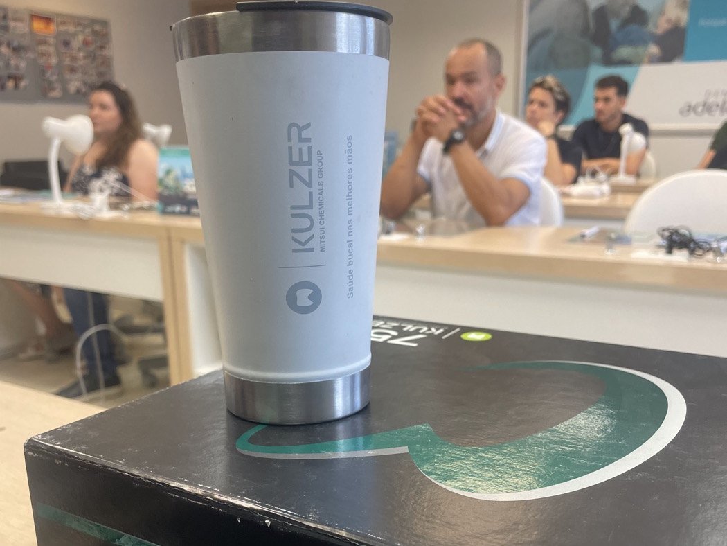 Material e bancada premium Kulzer disponíveis para a prática durante o curso