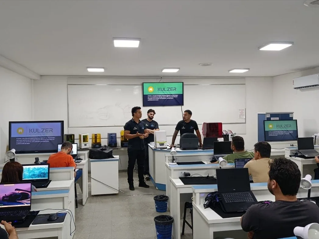 Sala técnica completa: bancadas individuais, impressoras 3D e scanners