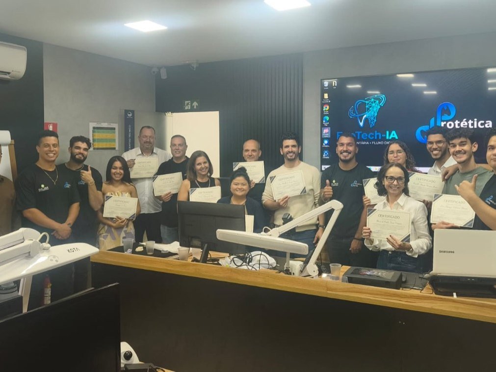 Turma reunida com os certificados ao final da imersão presencial de Fluxo Digital
