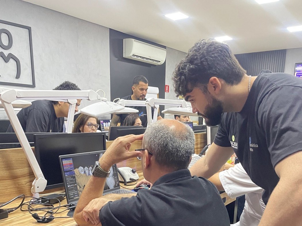 Professor corrigindo o aluno ao vivo na bancada durante a prática do fluxo digital