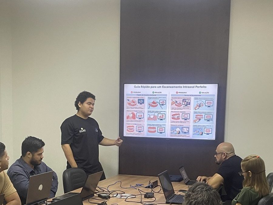 Professor demonstrando a técnica de escaneamento intraoral para a turma