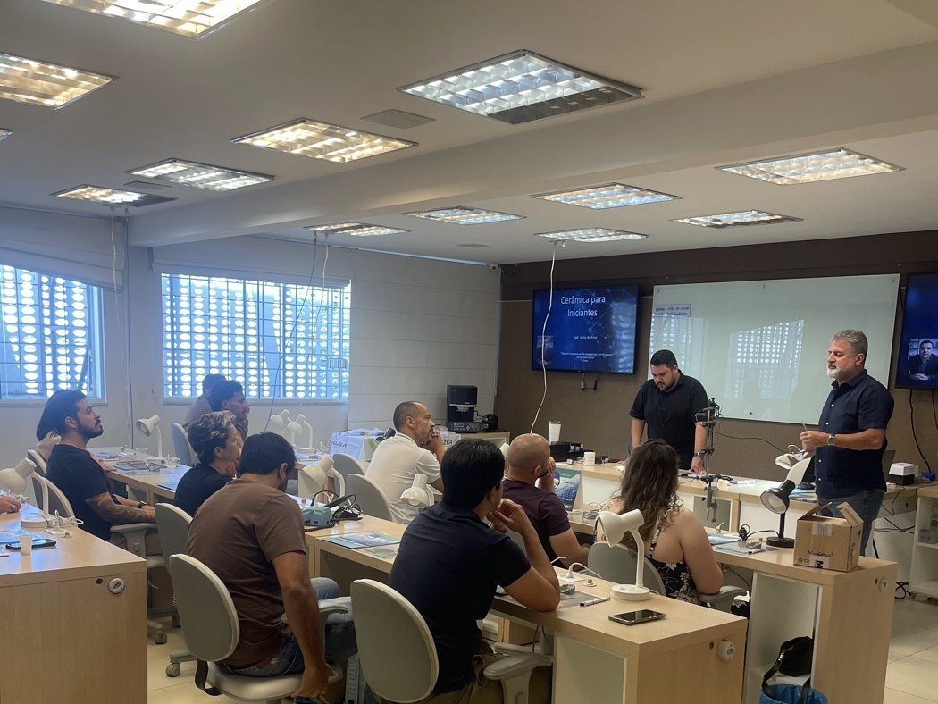 Turma reunida em sala durante a imersão, em bancadas individuais acompanhando a aula